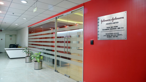 Eingangslobby im Standort des Johnson & Johnson Institute in Chennai, Indien. 