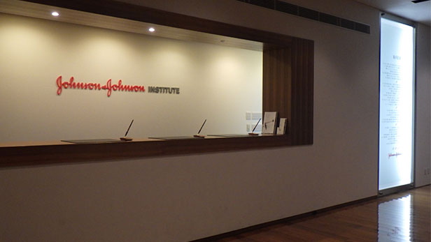 Entrada nas instalações do Johnson & Johnson Institute em Sukagawa, Japão.