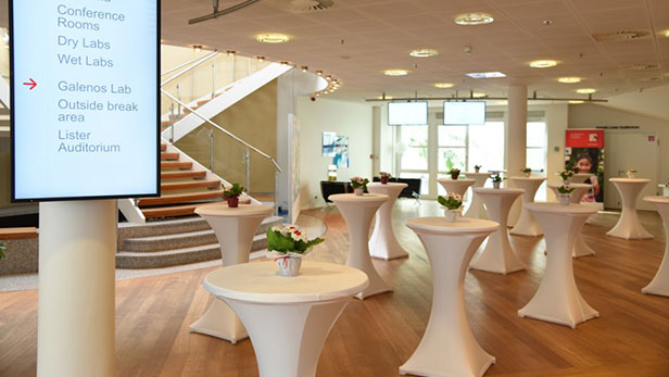 Área de recepção nas instalações do Johnson & Johnson Institute em Hamburgo, Alemanha. 