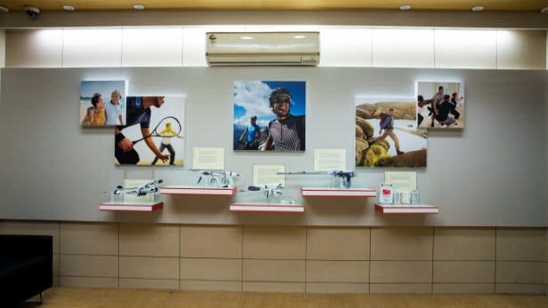 Mural de exibição de produtos nas instalações do Johnson & Johnson Institute em Mumbai, na Índia. 