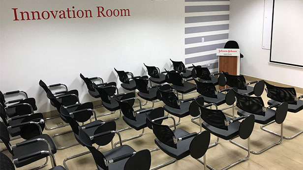 Sala de inovação nas instalações do Johnson & Johnson Institute em Recife, Brasil 