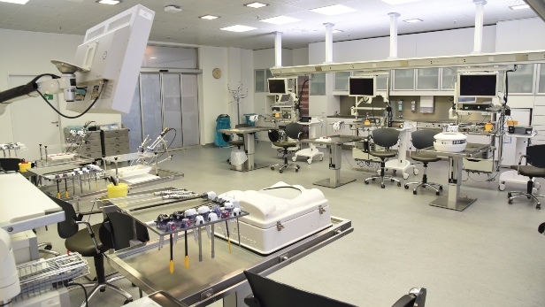 Laboratório clínico nas instalações do Johnson & Johnson Institute em Hamburgo, Alemanha. 
