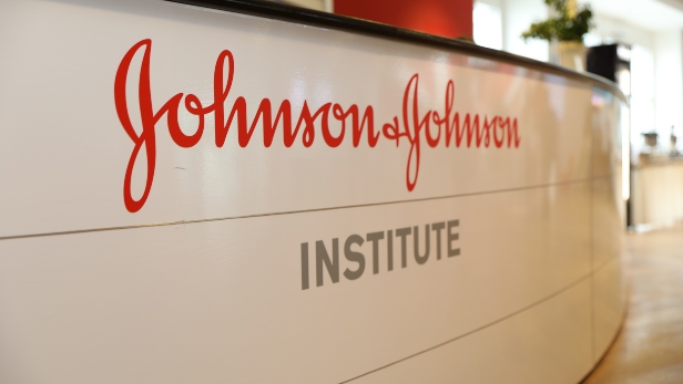 Eingangsbereich des Johnson & Johnson Institute in Hamburg, Deutschland.