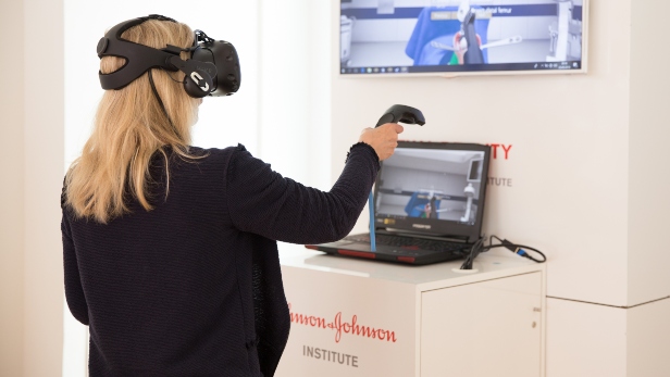 VR-Labor im Johnson & Johnson Institute in Hamburg, Deutschland.
