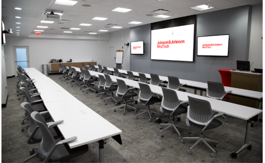 Sala de conferencias activa en las instalaciones del Instituto Johnson & Johnson en Cincinnati, Ohio