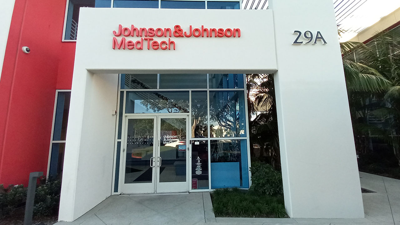 Entrada principal del Johnson & Johnson Institute en Irvine (California).