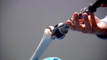 An image of the "Extraction of SIGMA® HP Revision Femoral Trial Components" video on the JnJInstitute.com website.