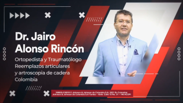 An image from the "Grabación de contenido virtual: "Selección del Implante - Reemplazo Total de Cadera V2" Dr. Jairo Rincón" video on the JnJInstitute.com website.